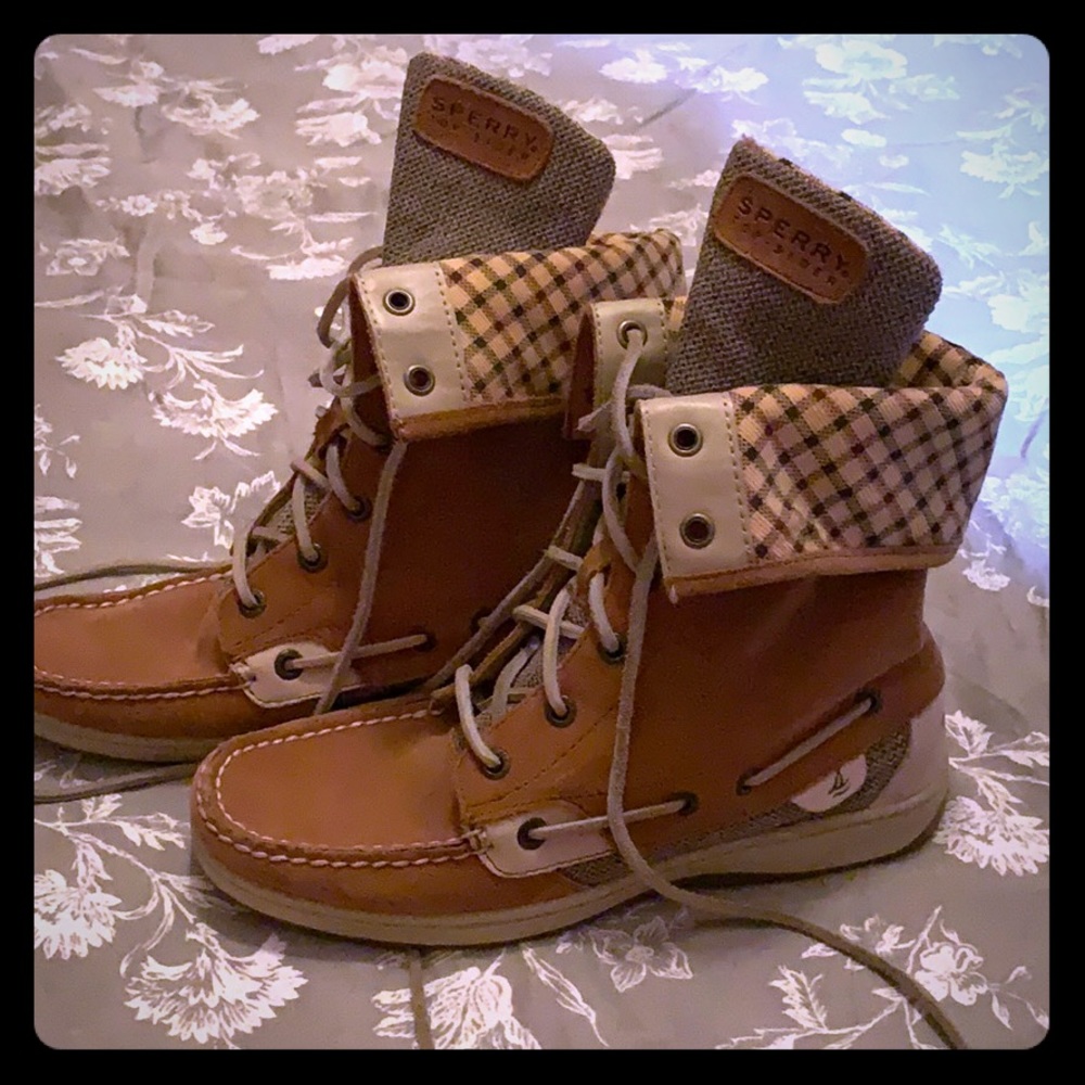 Tan lace up Sperry boots